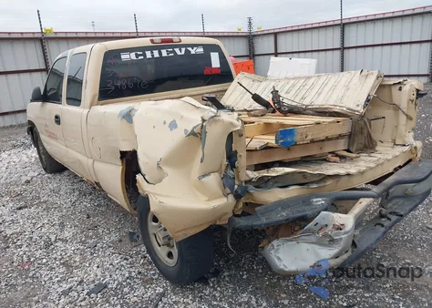 2001 Chevrolet Silverado 1500 z USA, uszkodzony, nr VIN 2GCEC19V811348670